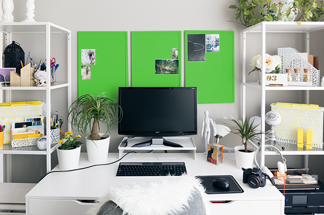 緑のパネルを3枚飾った仕事部屋